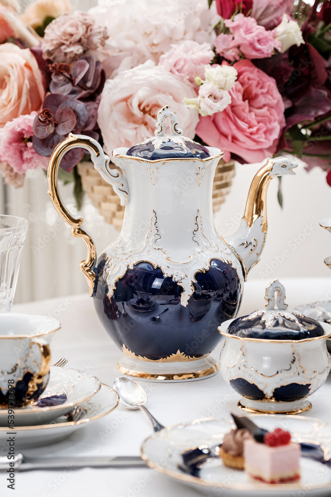 Chic Meissen B-Form button service
The porcelain service of the Chic Meissen B-Form button service
The porcelain service of the