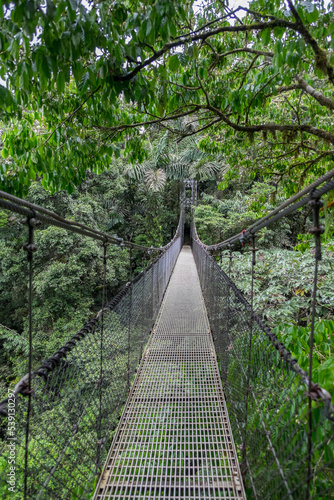 Puente colgante en un parque natural de la región de La Fortuna en Costa Rica