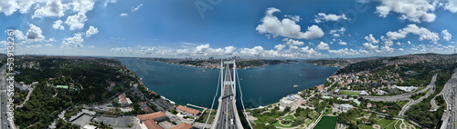 Foto Istanbul Bosphorus Bridge and City Skyline in Background with Turkish Flag at Be