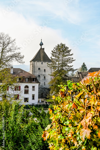 Laufenburg, Wasentor, Tor, Obere Wasengasse, Wasenturm, Wehrturm, Stadtturm, Altstadt, Altstadthäuser, Rhein, Rheinufer, Herbst, Herbstsonne, Herbstlaub, Herbstfarben, Schweiz photo