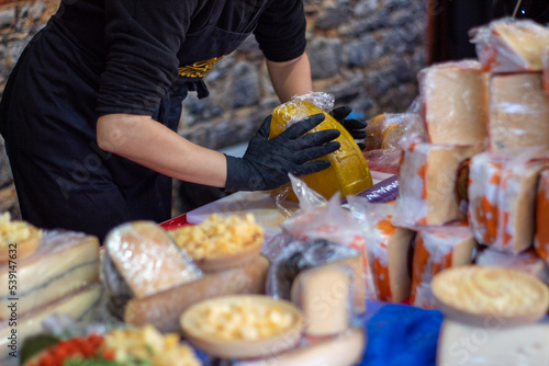 Mujer tapando el queso en un puesto del mercado navideño en Madrid. photo