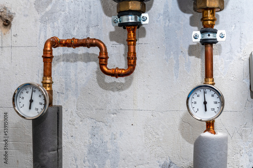 Heizungsanlage für Fernwärme in einem Altbau. Manometer zum Ablesen der Temperatur in Grad Celsius