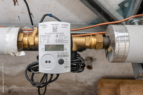 Heizungsanlage für Fernwärme in einem Altbau. Ablesegerät der Stadtwerke Kiel für die Verbrauchsmessung