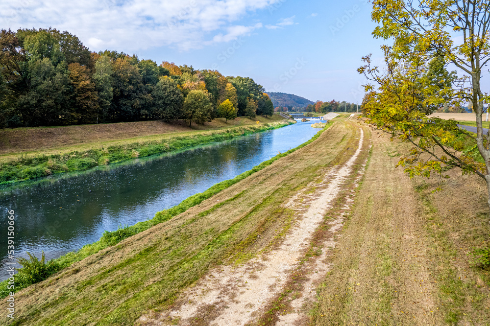 Uregulowany odcinek rzeki Opawa w Czechach