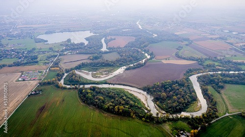 Meandry rzeki Odra, jesienią z lotu ptaka. Rzeka graniczna Polski i Czech