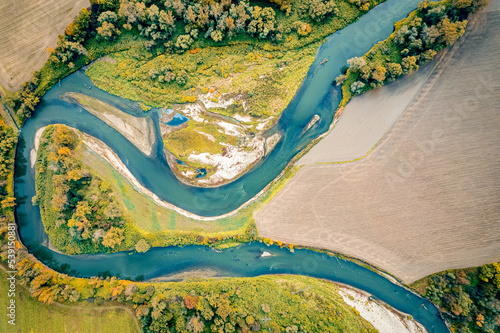 Meandry rzeki Odra, jesienią z lotu ptaka. Rzeka graniczna Polski i Czech © Franciszek