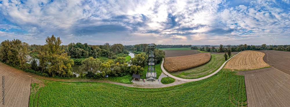 Rzeka Odra i wieża widokowa w Chałupkach na Śląsku w Polsce. Panorama jesienią z lotu ptaka