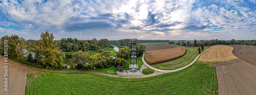 Obraz na płótnie Rzeka Odra i wieża widokowa w Chałupkach na Śląsku w Polsce. Panorama jesienią z lotu ptaka w salonie