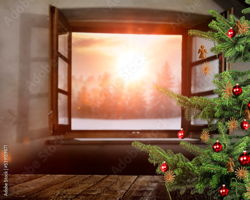 Geöffnetes Fenster an Weihanchten mit Weihnachtsbaum