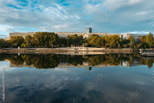 Reflet d'une rive citadine dans la Seine, à Paris