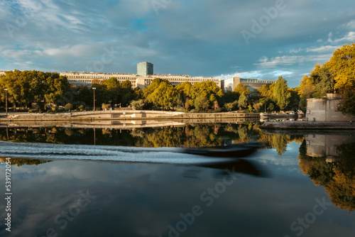 Zodiac de la police naviguant sur la Seine, en automne, à Paris (sa vitesse le rend flou)