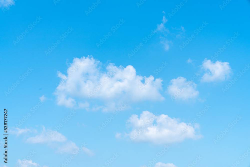 Obraz premium Blue sky and white clouds on a clear day