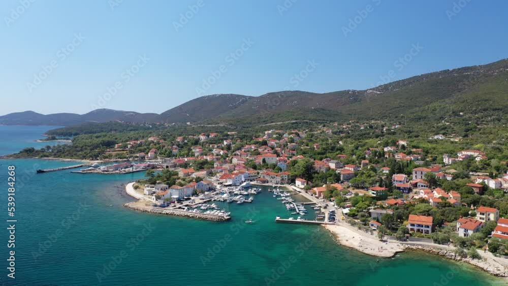 Flug in Richtung Nerezine auf der Insel Losinj in Kroatien mit Hafen im Vordergrund. Flug in Richtung Nerezine auf der Insel Losinj in Kroatien mit Hafen im Vordergrund.