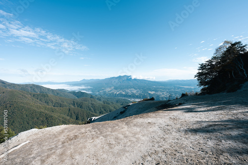 天空のビーチから見る八ヶ岳と北杜市の街並み
