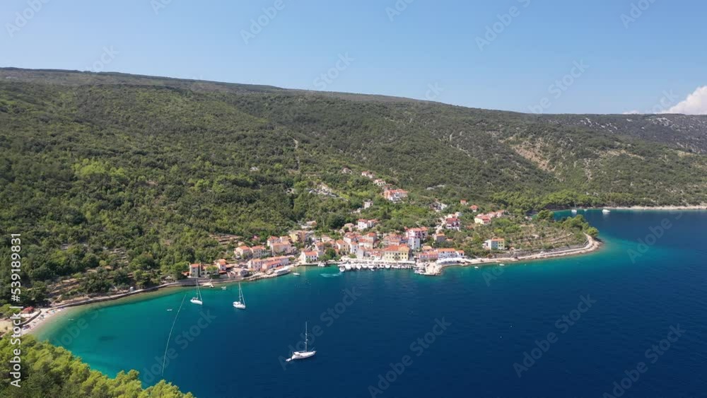 Flug über die Bucht in Richtung des Fischerdorfes Valun auf der Insel Cres in Kroatien.