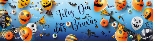 cartão ou banner em "feliz dia das bruxas" em preto sobre um fundo azul com cerca de balões, abóbora, bruxa em sua vassoura, morcego, olhos