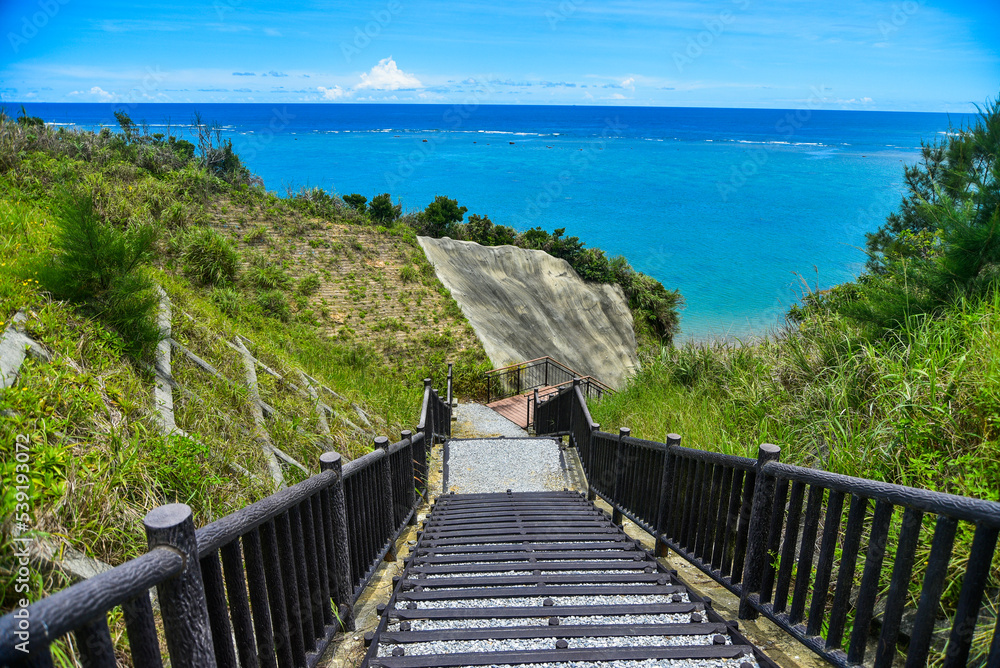 階段から眺める美しい海の風景 階段から眺める美しい海の風景
