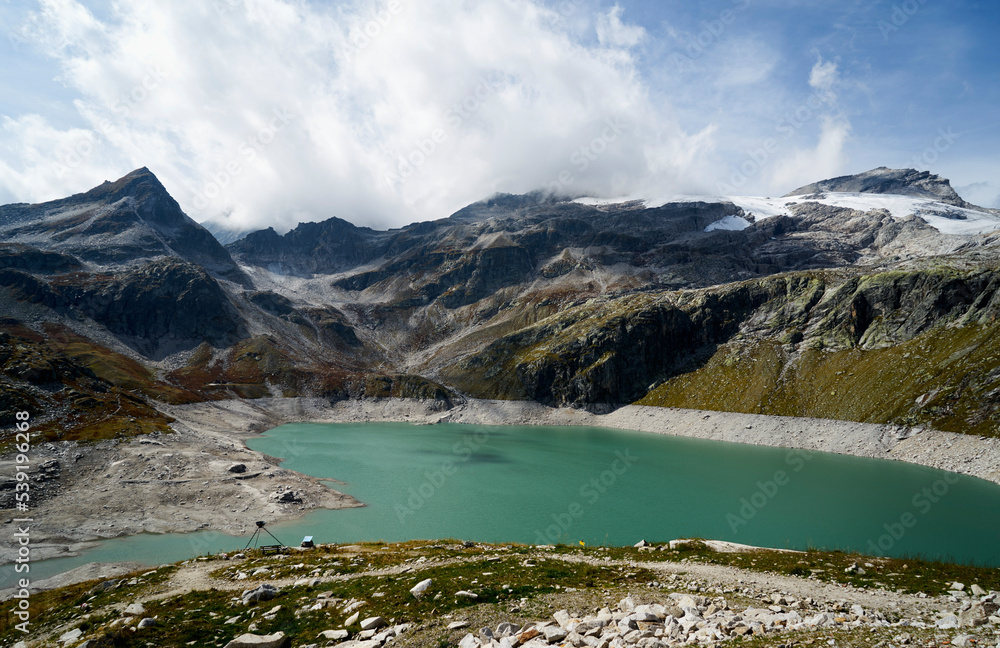 Hochgebirgsstausee Weißsee mit Staumauer in Hohe Tauern in den Alpen von Österreich