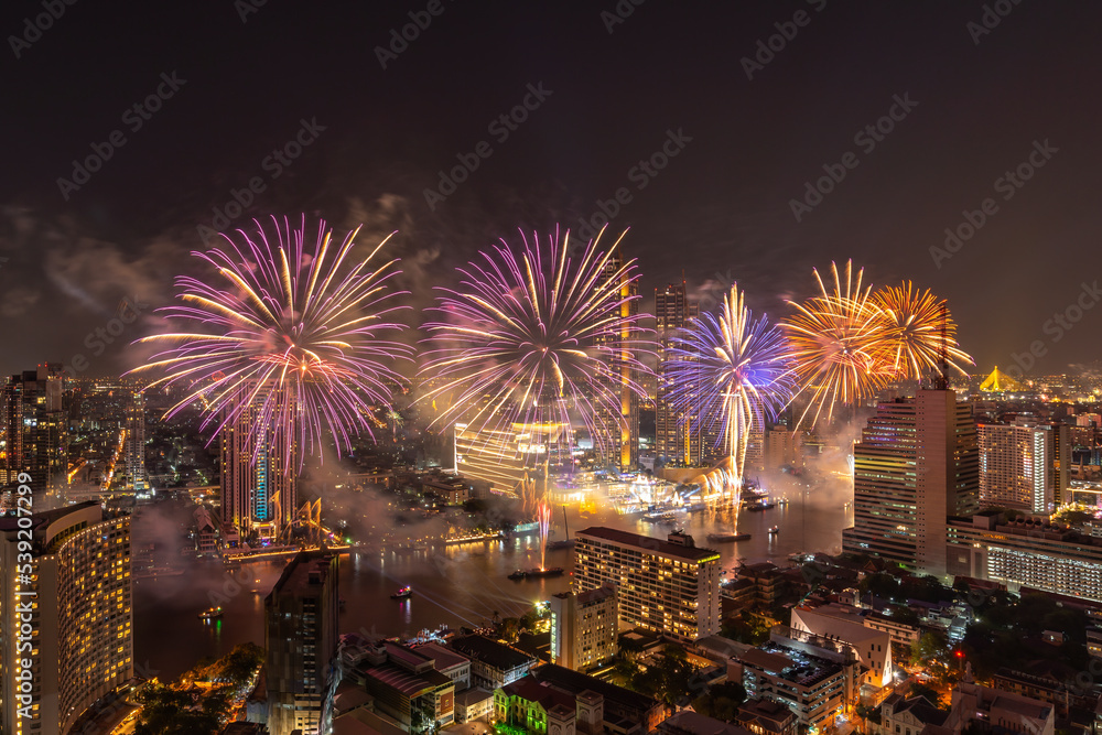 Obraz premium Bangkok Thailand, Fireworks countdown display celebration, Colorful New Year Firework