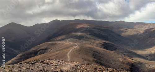 Blick über eine von Vulkanen gebildete Landschaft auf Fuerteventura. 