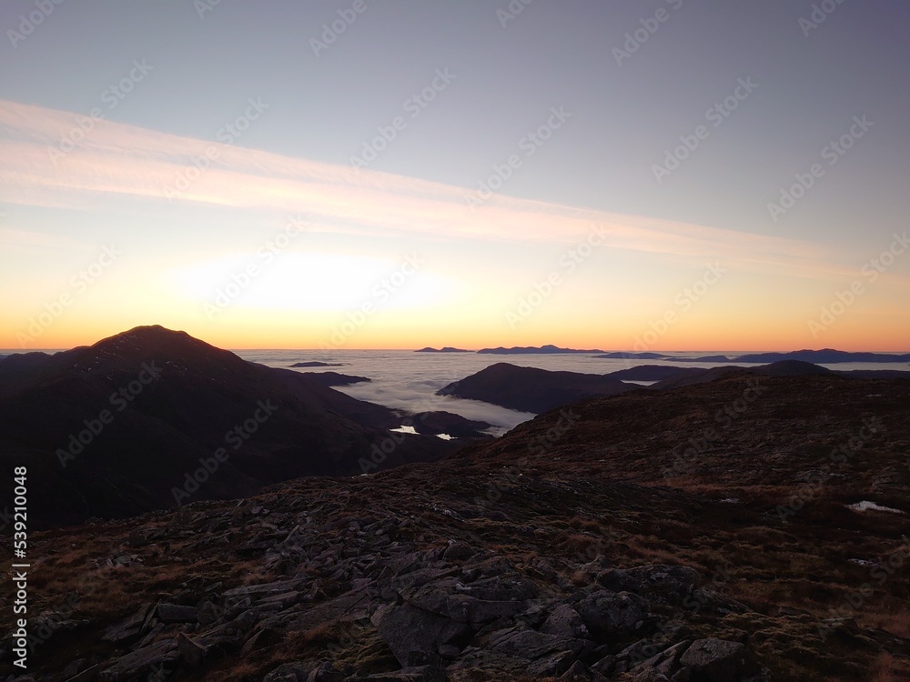 Obraz premium Bienn Fhionnlaidh inversion sunset scotland clouds