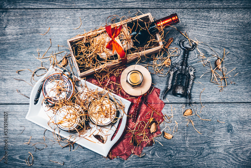 Fototapeta Naklejka Na Ścianę i Meble -  Panier cadeau avec bouteille de vin rouge et conserves 
 gastronomiques