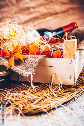 Fototapeta Naklejka Na Ścianę i Meble -  Panier cadeau avec bouteille de vin, colis gastronomique