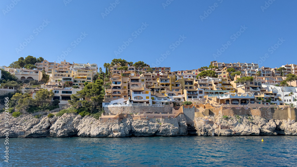 Cala Fornells vom Wasser aus, Blick auf die Küste von Mallorca, Bootstour von Paguera nach Port d'Andratx, Häuser und Hotels an der Küste, Schöne Panorama Aussicht auf die Architektur der Insel