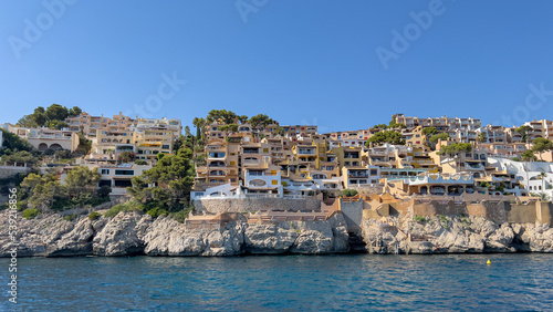 Cala Fornells vom Wasser aus, Blick auf die Küste von Mallorca, Bootstour von Paguera nach Port d'Andratx, Häuser und Hotels an der Küste, Schöne Panorama Aussicht auf die Architektur der Insel photo