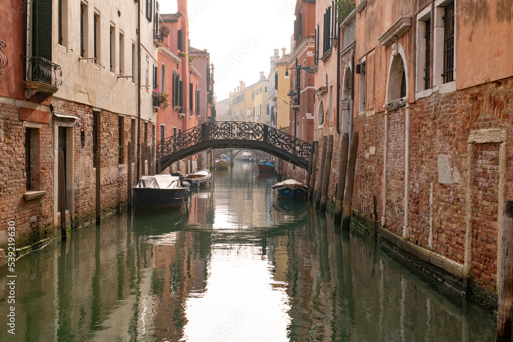 Canal dans un quartier nord de Venise