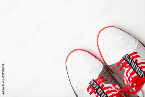 Zapatillas deportivas blancas photo