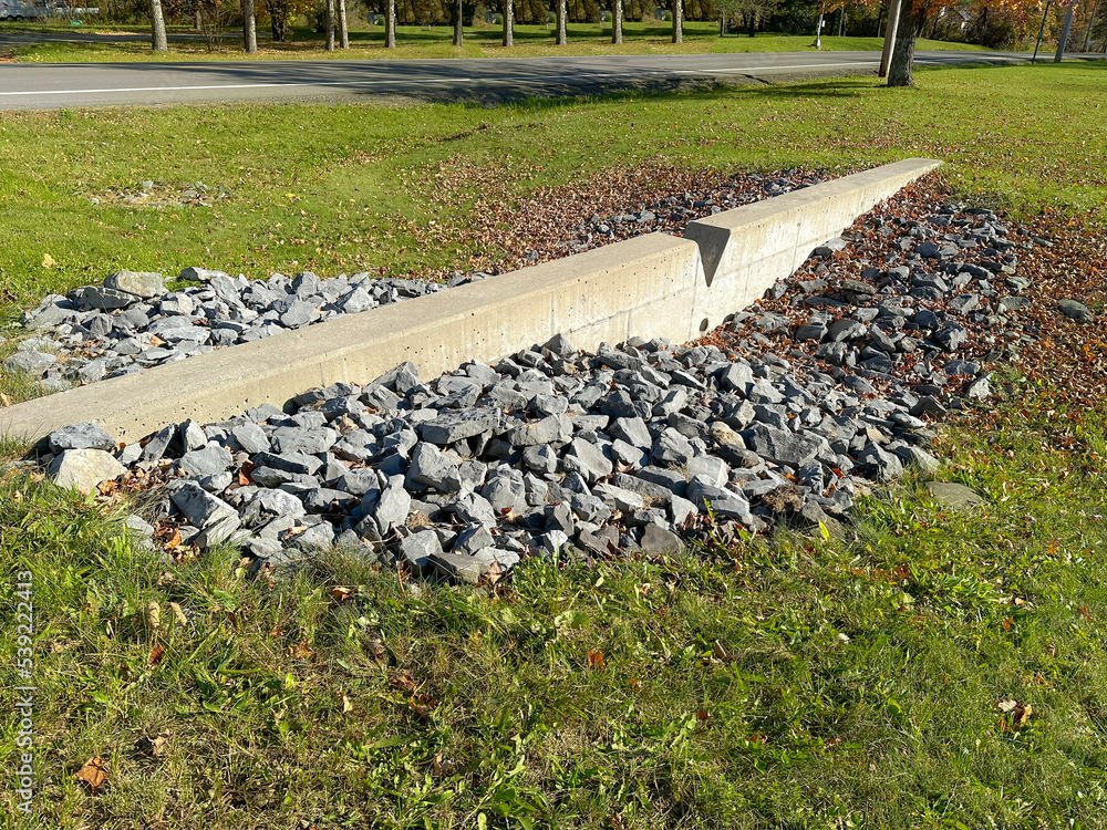 Foto de Example image of a concrete v notch weir, level spreader
