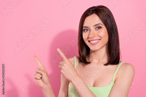 Φωτογραφία Photo of cheerful positive young girl dressed green outfit pointing fingers empt