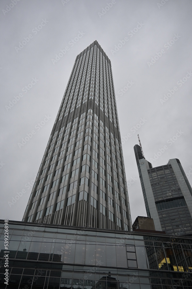 Obraz premium Tall and traditional buildings in a cloudy city