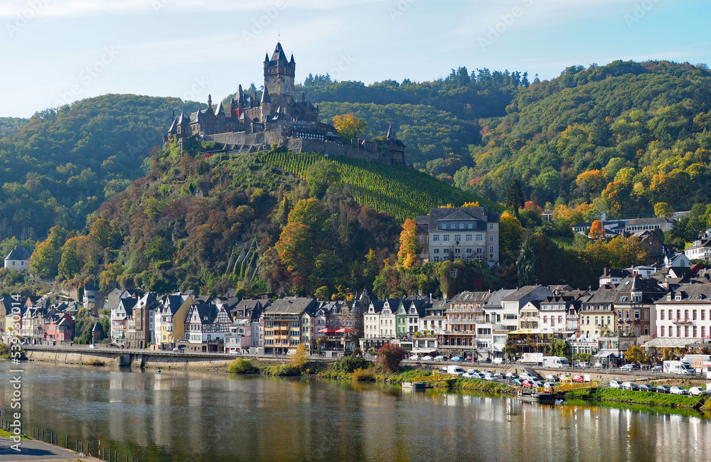 Obraz premium Reichsburg bei Cochum im sonnigen Nebel