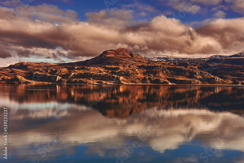 Reflejo de las nubes y un monte en el agua 