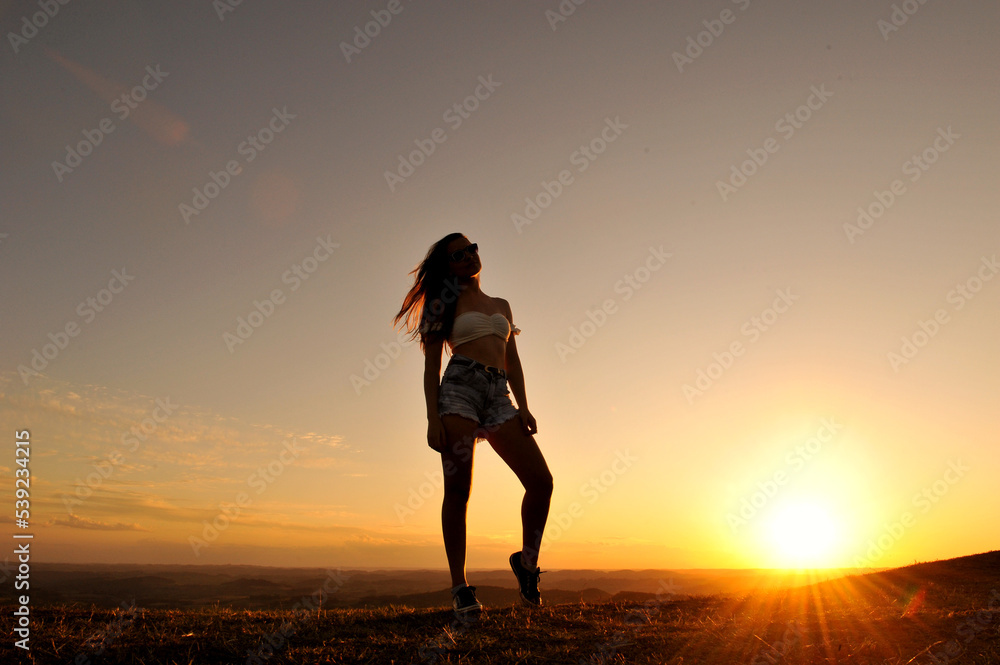 mulher incrível silueta em por do sol mulher incrível silueta em por do sol