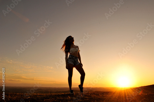 mulher incrível silueta em por do sol 