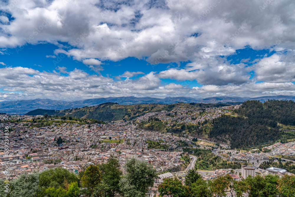 In Quito, Ecuador, almost everyone lives on the hillside, and the colorful houses and the green Andes mountains form a special urban landscape.