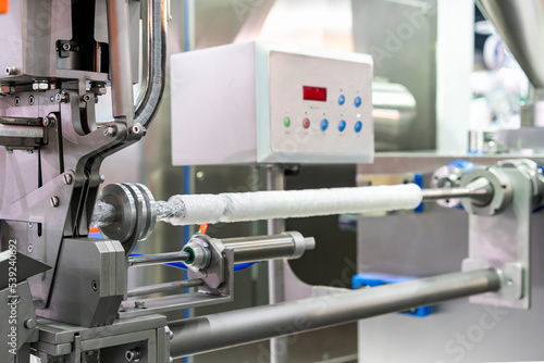 Fotografie Automatic u type clipping machine for clipping artificial and natural casing sau