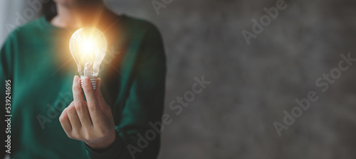 Foto Woman holding glowing lamp, Creative new idea