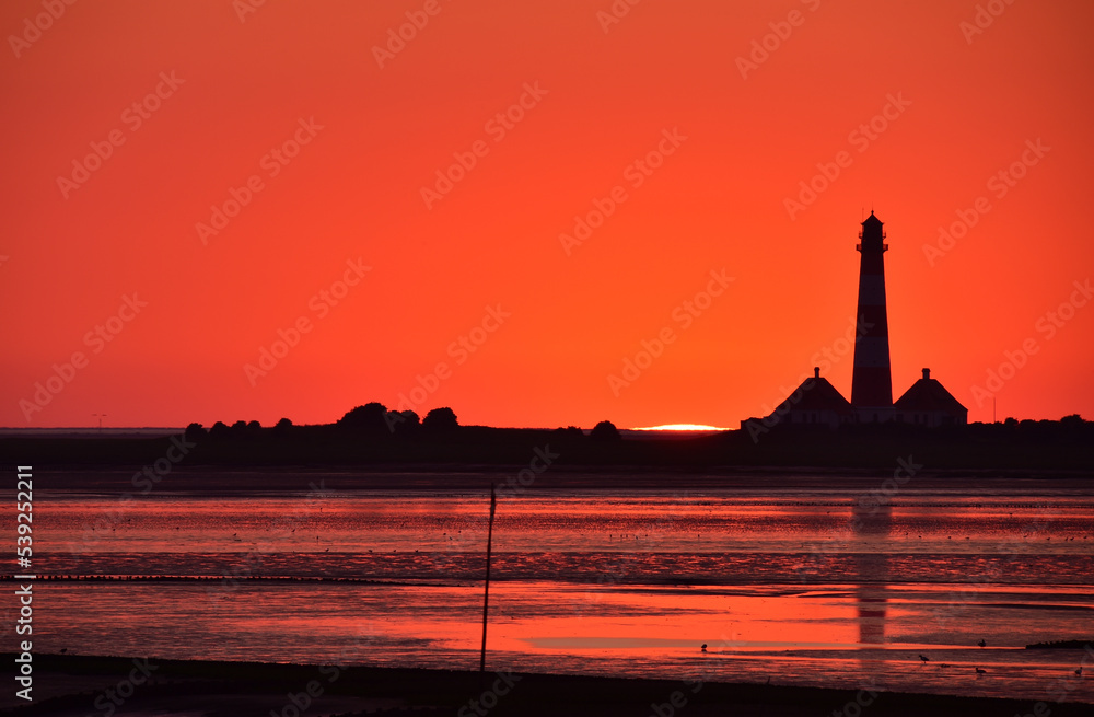 Leuchtturm Westerheversand bei Sonnenuntergang 