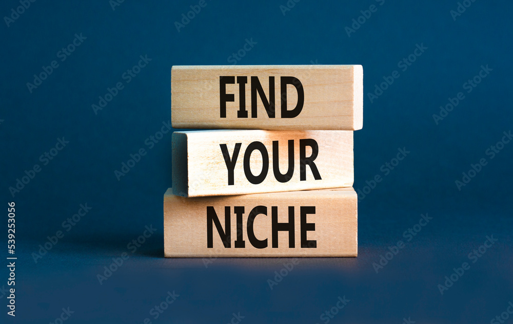Obraz premium Find your niche symbol. Concept words Find your niche on wooden blocks. Beautiful grey table grey background. Business and find your niche concept. Copy space.