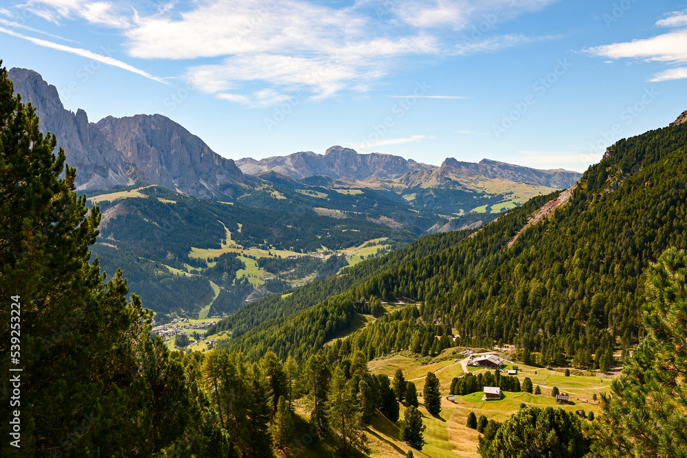 Panorama vom Gipfel des Col Raiser mit Blick den Langkofel in den Dolomiten, in Santa Cristina, Valgardena, Bozen, Südtirol Italien Panorama vom Gipfel des Col Raiser mit Blick den Langkofel in den Dolomiten, in Santa Cristina, Valgardena, Bozen, Südtirol Italien