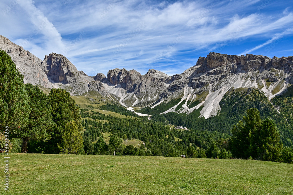 Panorama vom Gipfel des Col Raiser mit Blick auf die Berge in den Dolomiten, in Santa Cristina, Valgardena, Bozen, Südtirol Italien