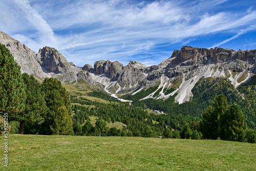 Panorama vom Gipfel des Col Raiser mit Blick auf die Berge in den Dolomiten, in Santa Cristina, Valgardena, Bozen, Südtirol Italien