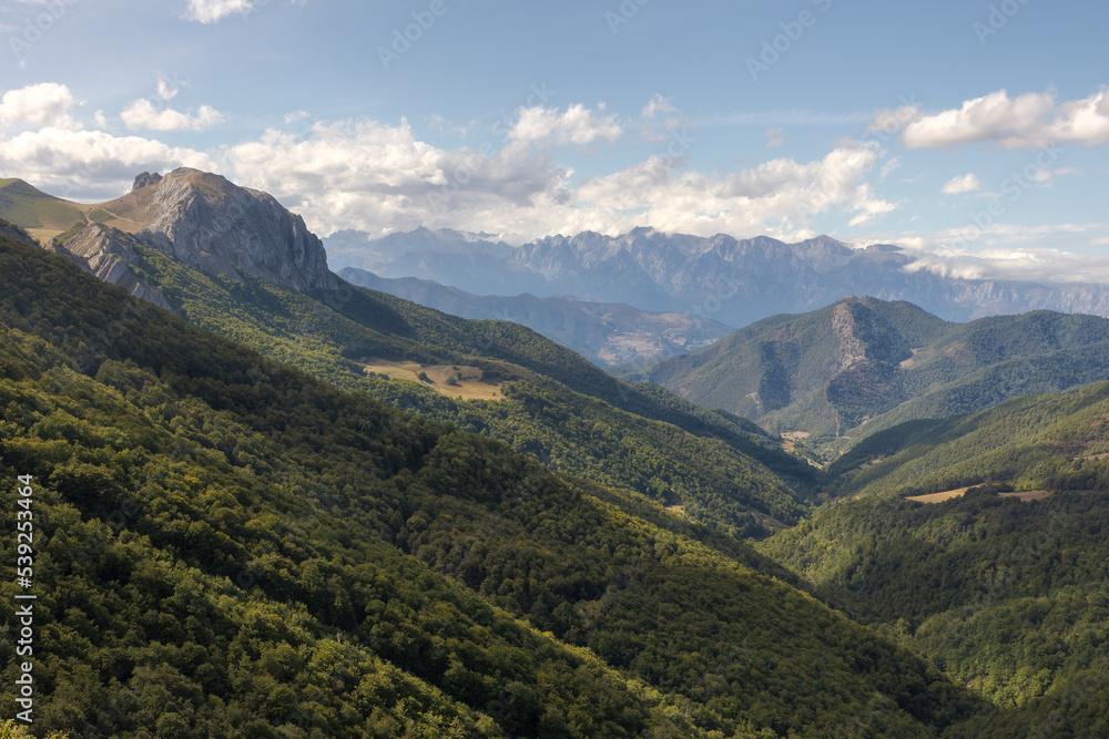 Picos de Europa y valle de Liébana desde el mirador de Piedrasluengas, Cantabria, España