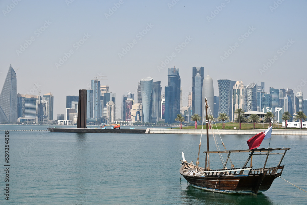 Fototapeta premium Qatar Doha Corniche building eau bateau tradition