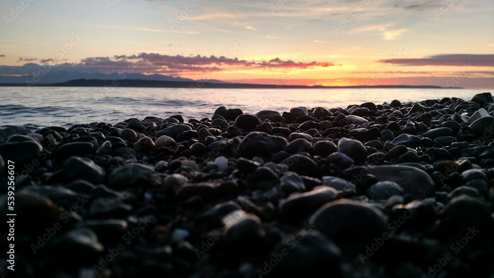 Obraz premium Sunset over rocks.