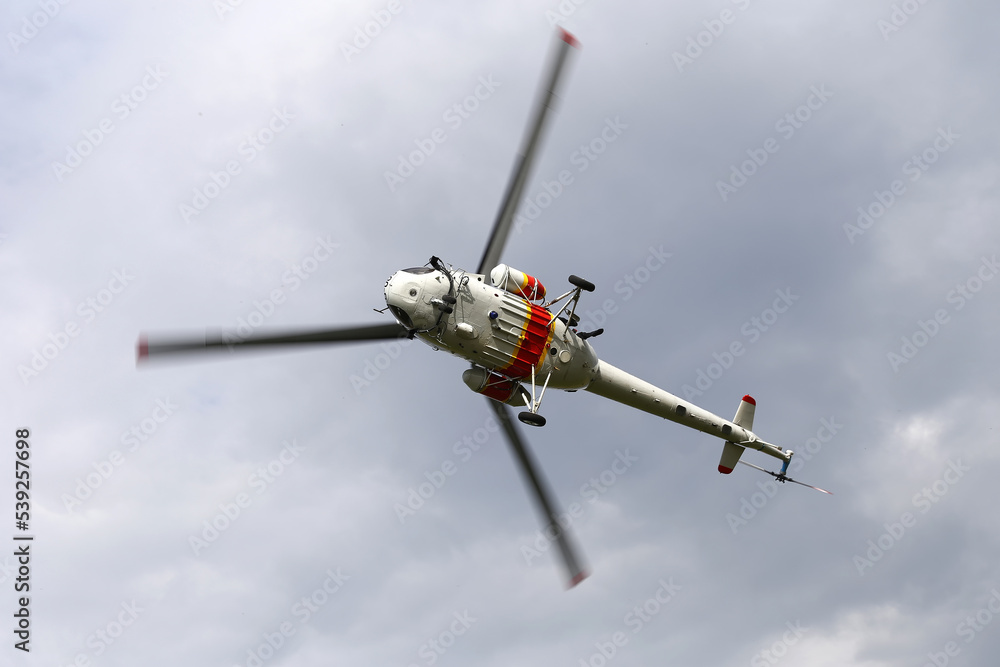 Helikopter polskiej policji w trakcie akcji poszukiwawczej i ratunkowej - obrazy, fototapety, plakaty 